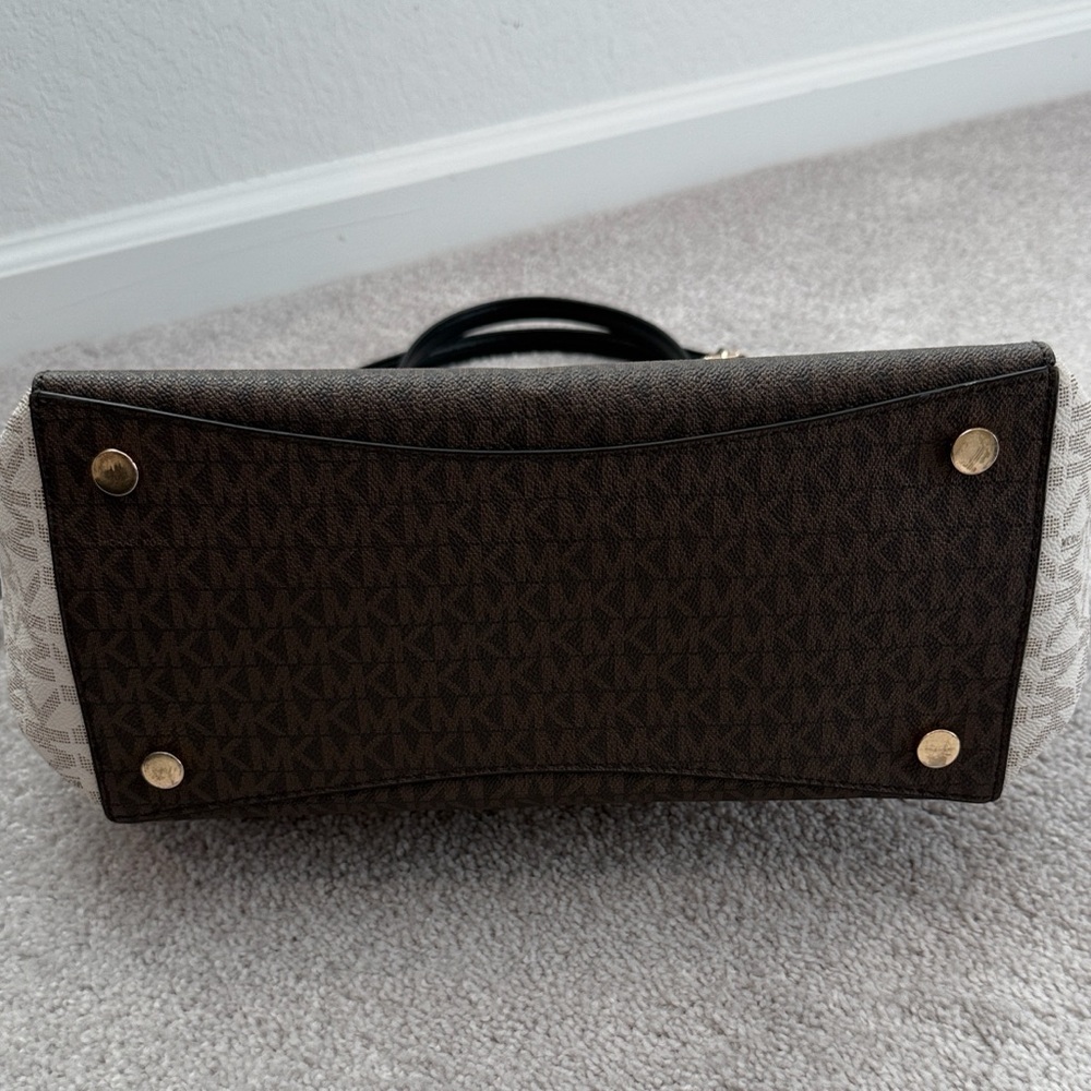 Michael Kors Voyager Large Signature Logo Tote Bag- Black and Brown - Picture 5 of 15